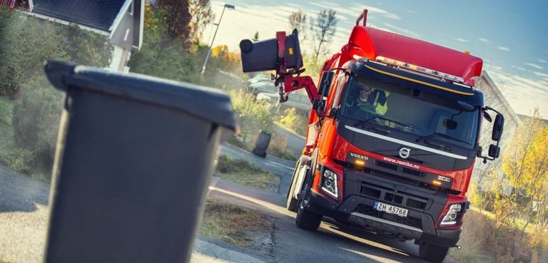 Remiks søppelbil som tømmer en søppeldunk. Bilde.