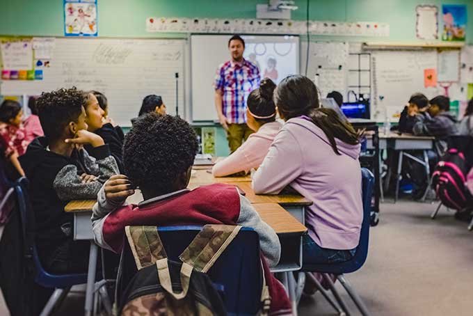 Skoleelever på skolen. Foto.