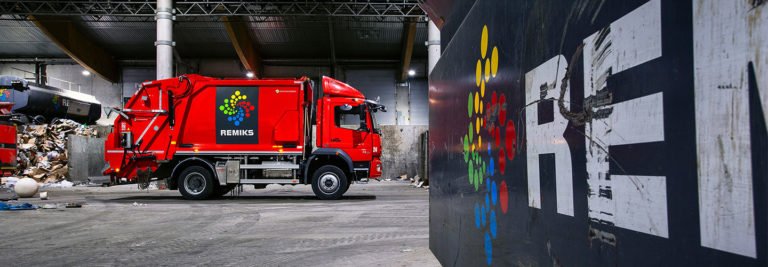 Remiks container og kjøretøy. Foto.