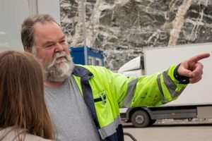 Person som peker på noe i Remiks sin returstasjon sør.