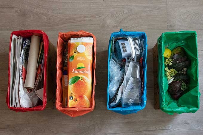 Fargede poser med forskjellig avfall i de.