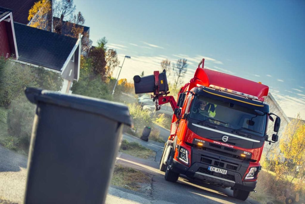 avfallsbil som plukker opp dunker