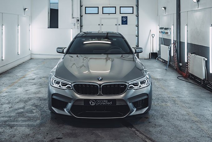 bil i en stor garasje