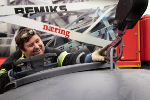 mann som håndterer en krok