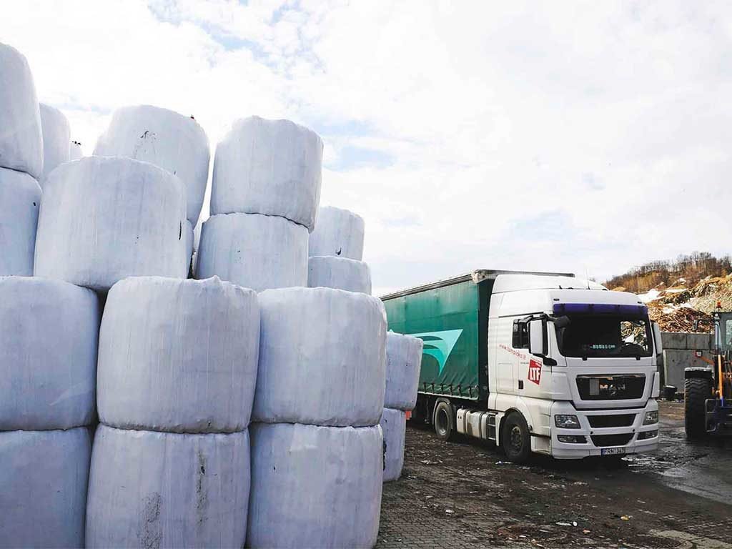 Lastebil på returstasjonen