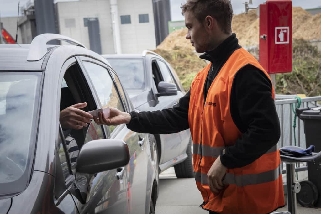 ung mann i oransje vest